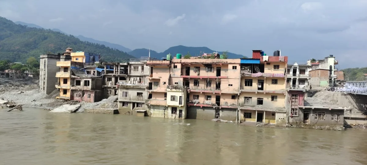 Maisons endommagées au bord d’une rivière en crue au Népal